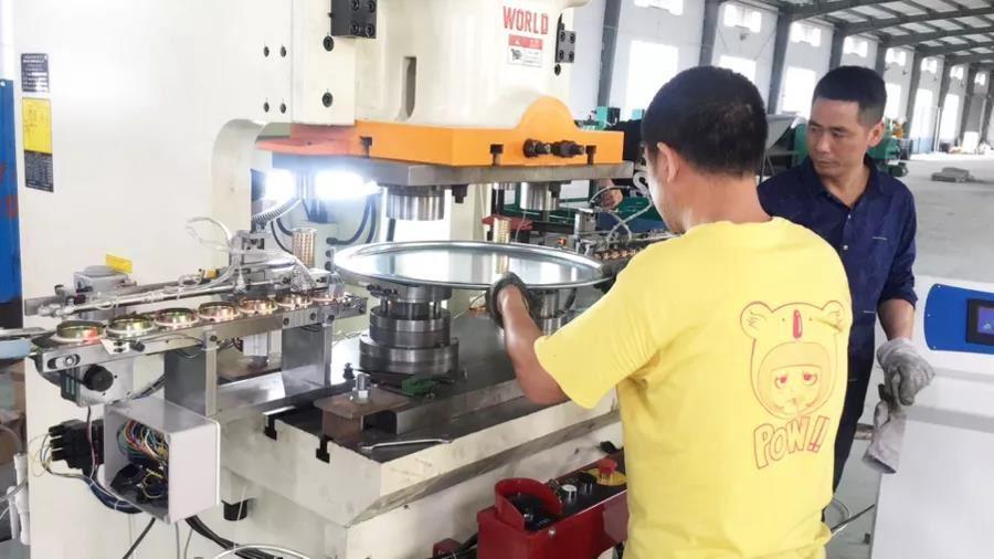 Jiande Xuheng Hong factory director in the user site debugging a stamping locking device