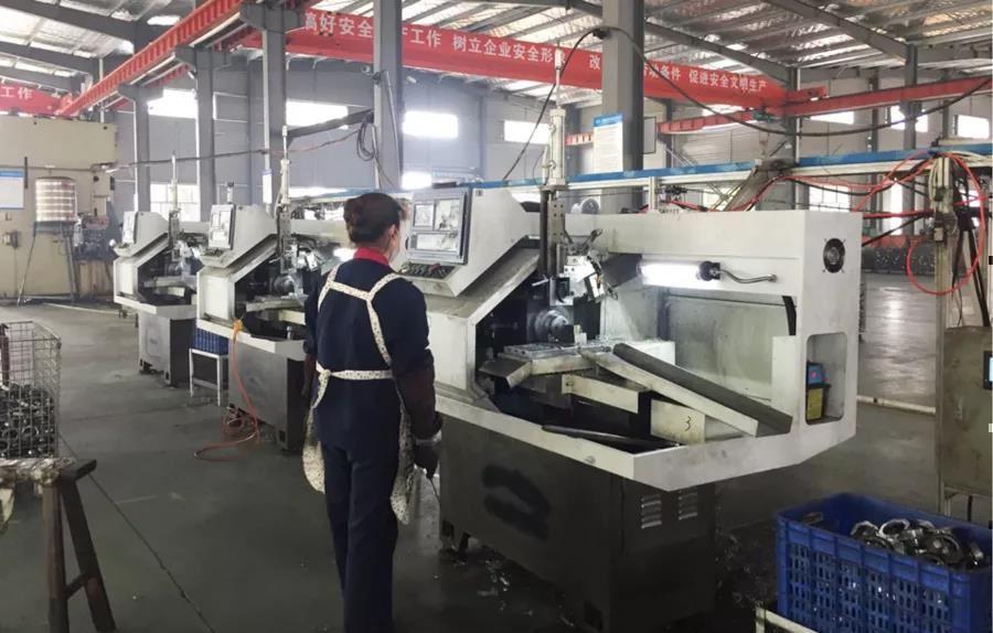 Screw automatic silk machine, one person to see more equipment