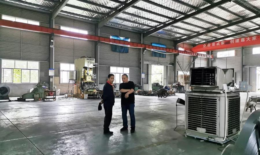 The whole workshop machine in operation, almost can not see the operator, this is Hong director accompany Xin 'an packing Luo site visit